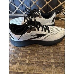 Women’s size 8  Brooks Revel 4 tennis shoe running shoe